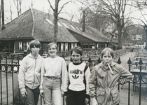 863196 Afbeelding van enkele Wijk C-kinderen, tijdens een uitstapje naar het pretpark Duinrell te Wassenaar. Met links ...